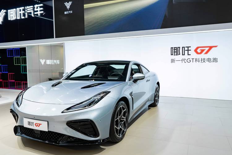 东莞192哪吒汽车在智能汽车领域的表现，领途汽车在新能源汽车市场中的影响力